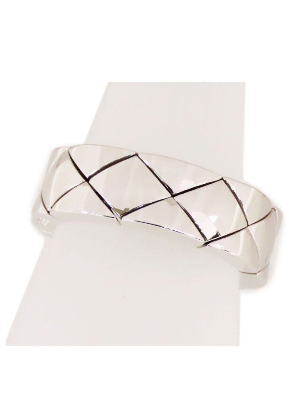 Chanel Quilted Ring White Gold 18K